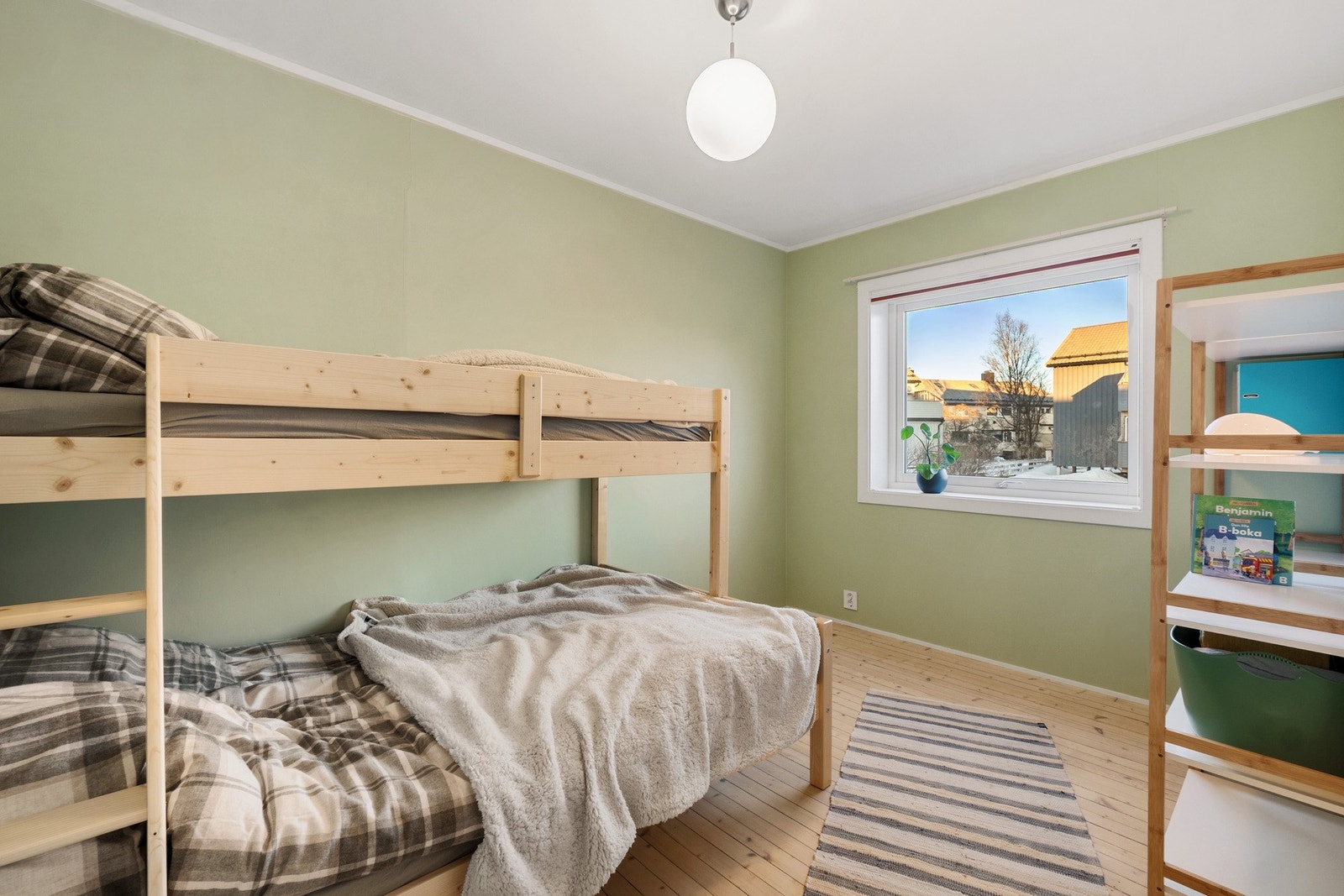 Soverom 2. Her er også gulvet slipt ned og sist oljet i 2025. Galleribilde