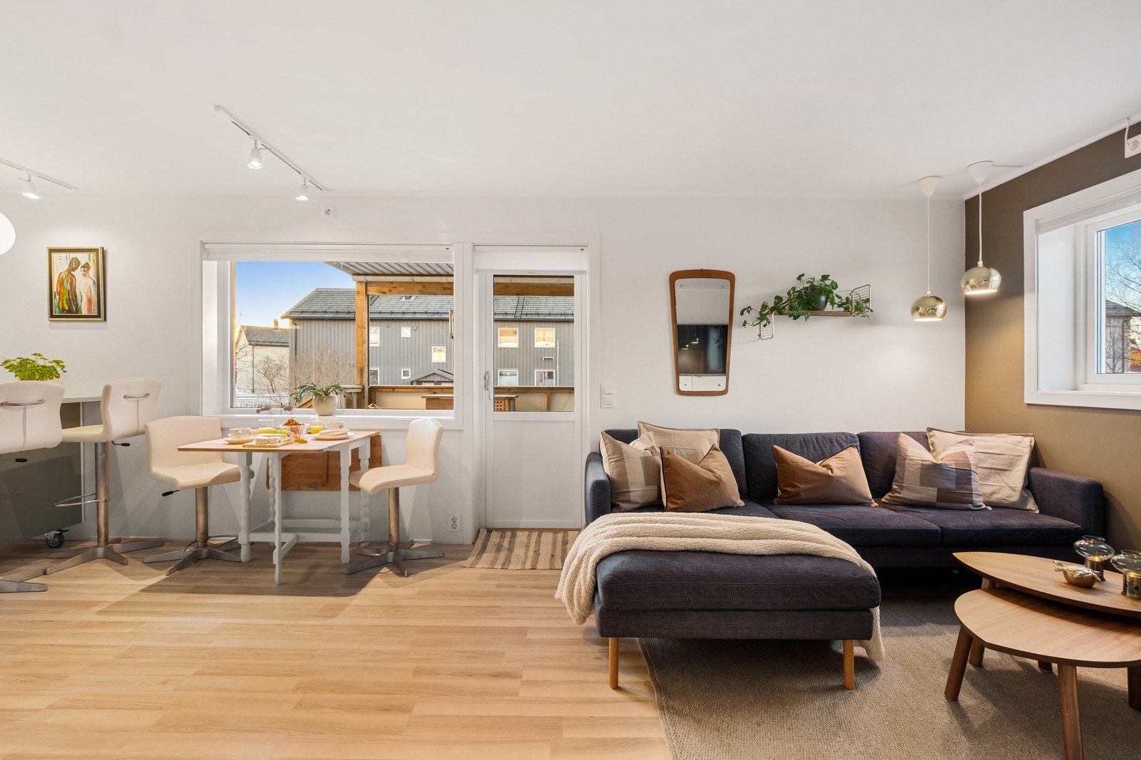 Oppholdsrommet er lyst og luftig, med herlig lysinnslipp fra store vindusflater mot sørvest. Galleribilde