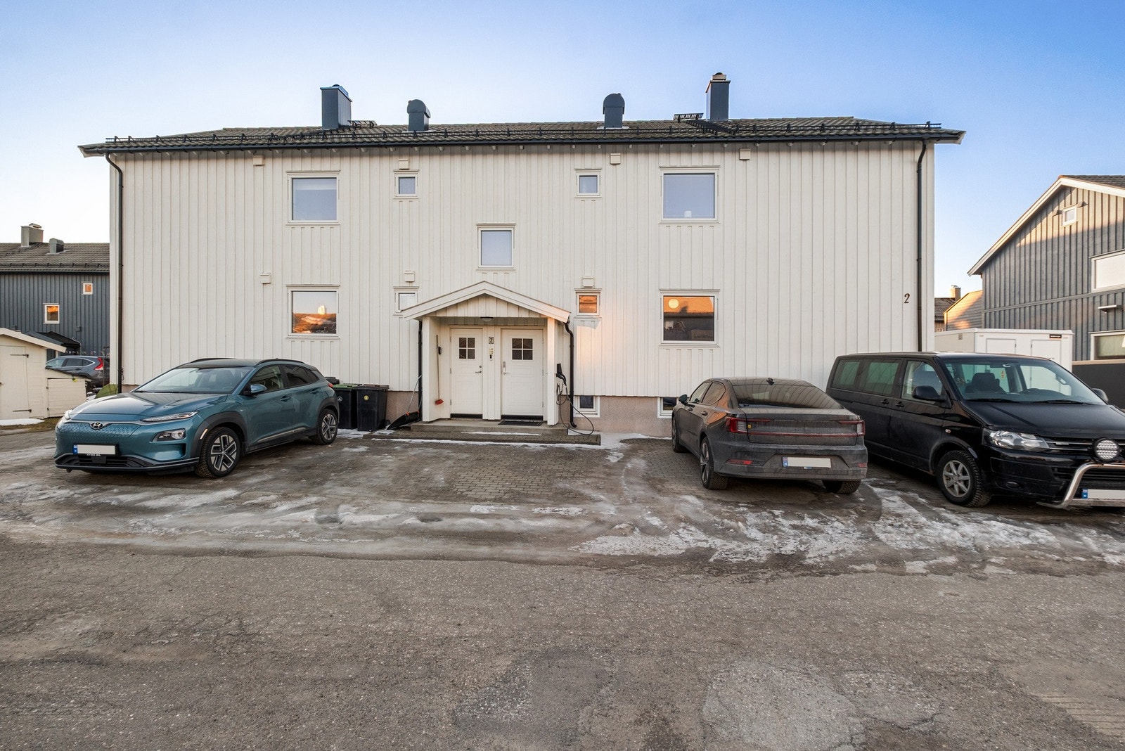 Det medfølger fast parkeringsplass på forsiden av bygget - med tilhørende gjesteplass. Galleribilde