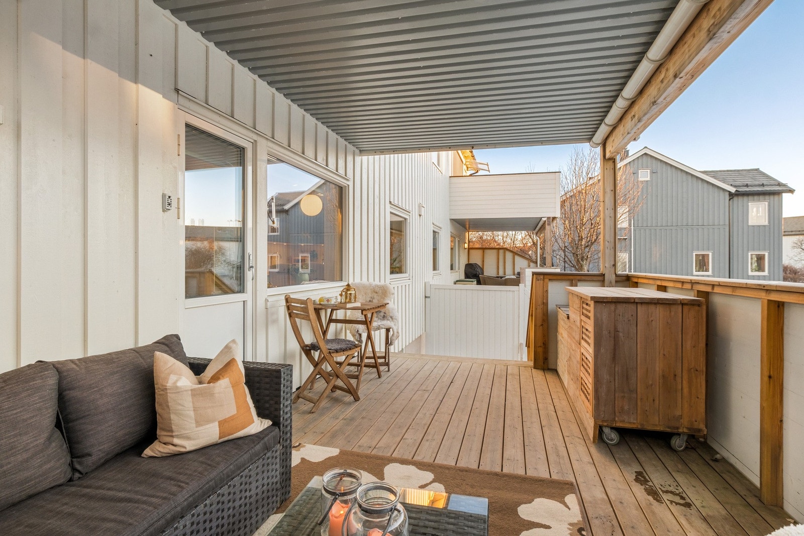 Overbygd balkong med svært gode sol- og lysforhold. Tilliggende markterrasse og skjermet, inngjerdet hage Galleribilde