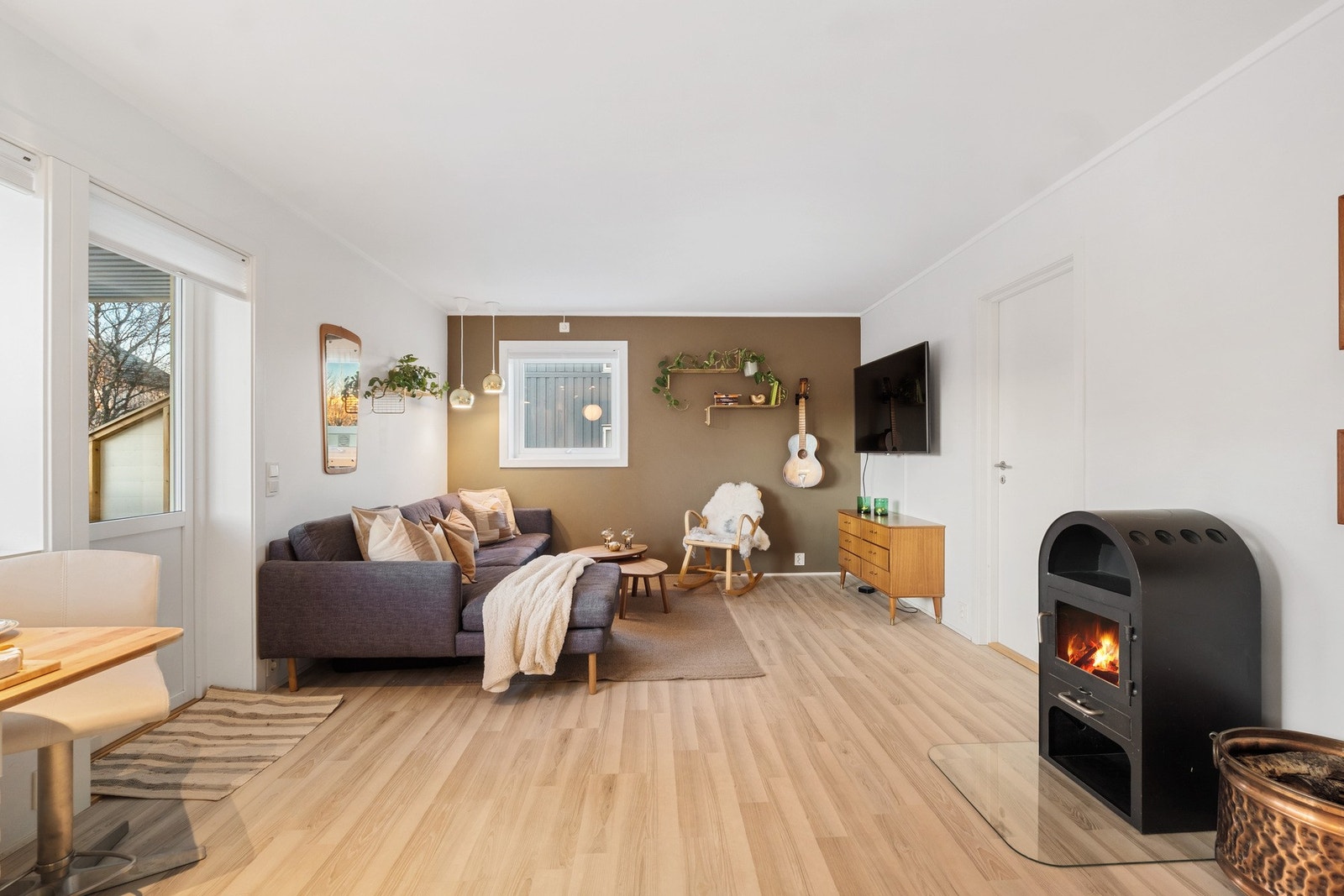 Lyst og pent laminatgulv i oppholdsrommet med varmekabler. Galleribilde