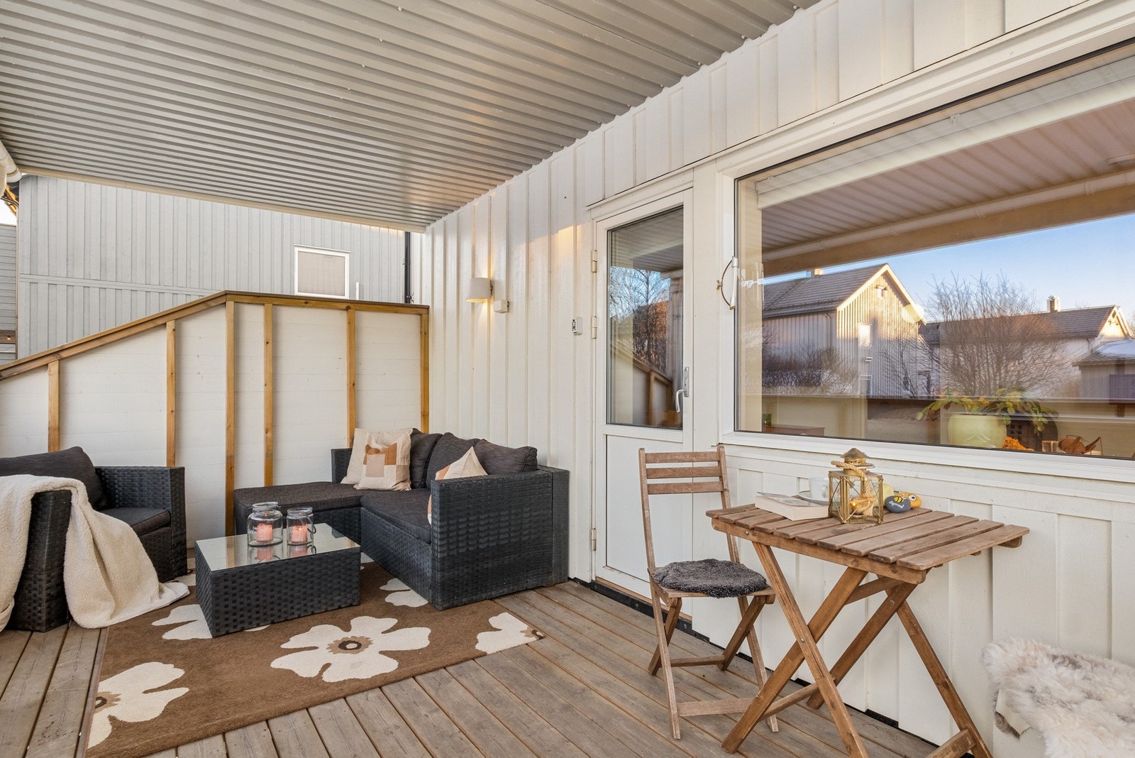 Overbygd balkong med svært gode sol- og lysforhold. Tilliggende markterrasse og skjermet, inngjerdet hage Galleribilde