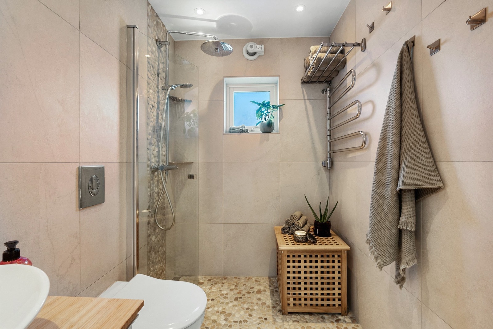 Baderomsvifte og elektriske varmekabler i gulv. Galleribilde