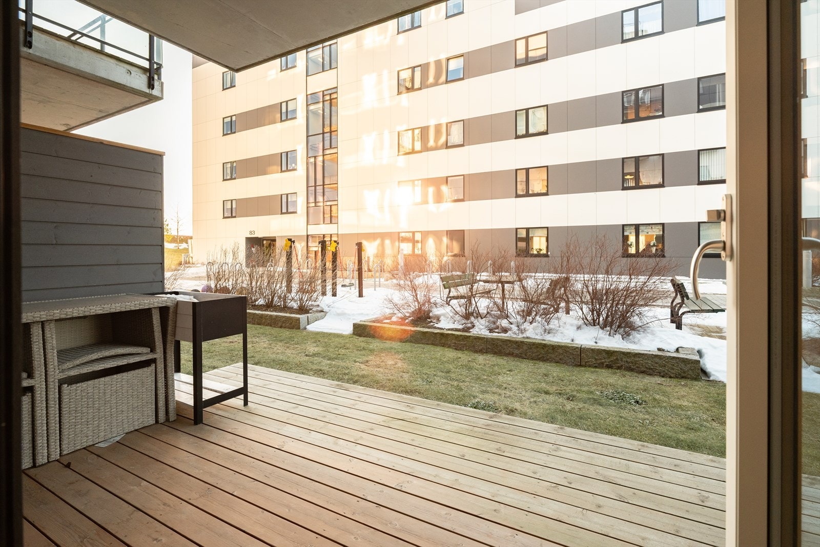 Leiligheten byr på en rekke gode kvaliteter som sørvendt balkong, parkeringsplass i kjeller og oppvarming med fjernvarme. Galleribilde