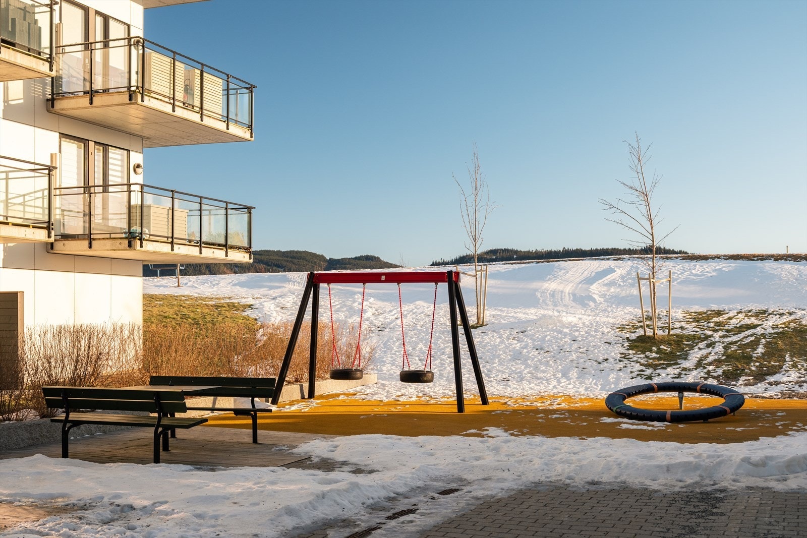 Boligen ligger like ved Tiller-marka med fine turmuligheter både sommer og vinter. I nærheten finner man parker, lekeområder, fotballbaner og akebakke. Det er også flere turstier gjennom skogen like ved feltet og preparerte skiløyper på vinterstid. Galleribilde