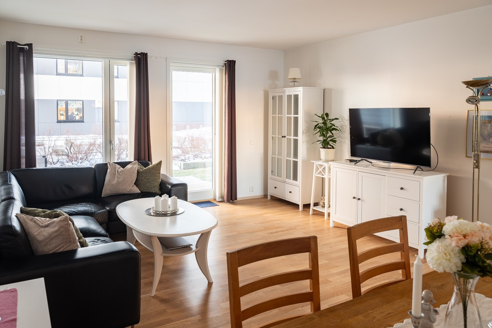 Leiligheten ligger svært fint til i et rolig boligområde på Tiller. Herfra har man gangavstand til "alle" servicefunksjoner, kollektivforbindelser og grønne omgivelser. Galleribilde