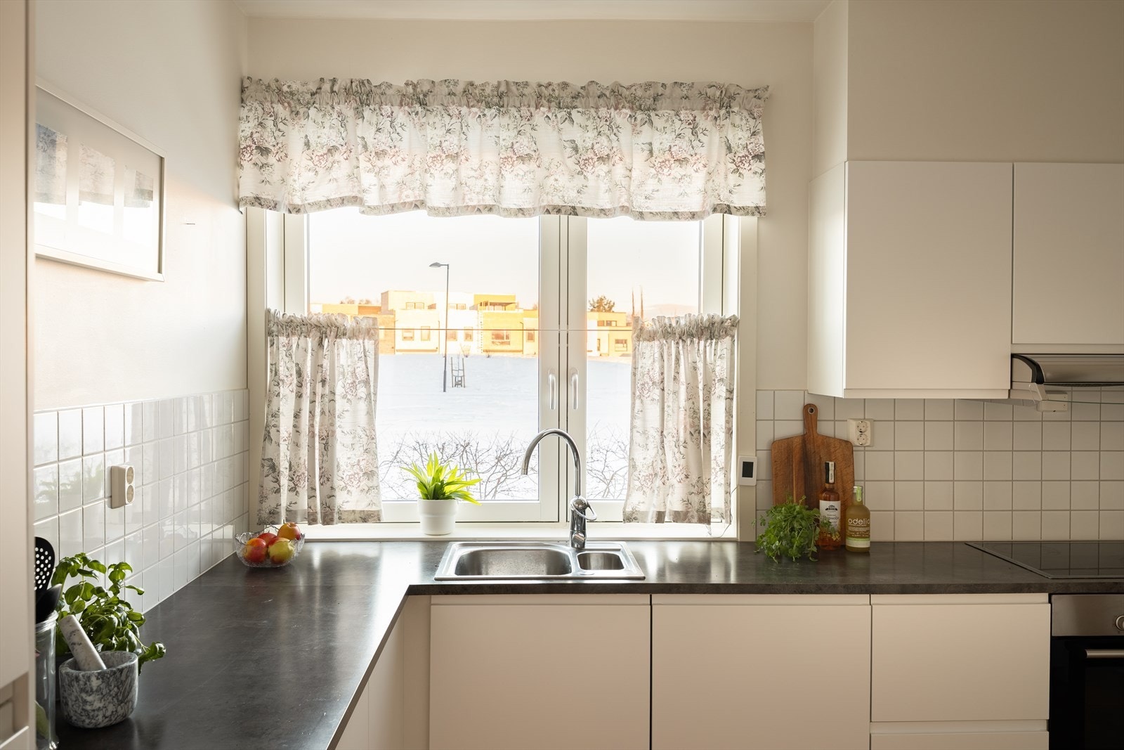 Leiligheten ligger vendt ut mot flotte grøntarealer med parkanlegg og lekeplass. Galleribilde