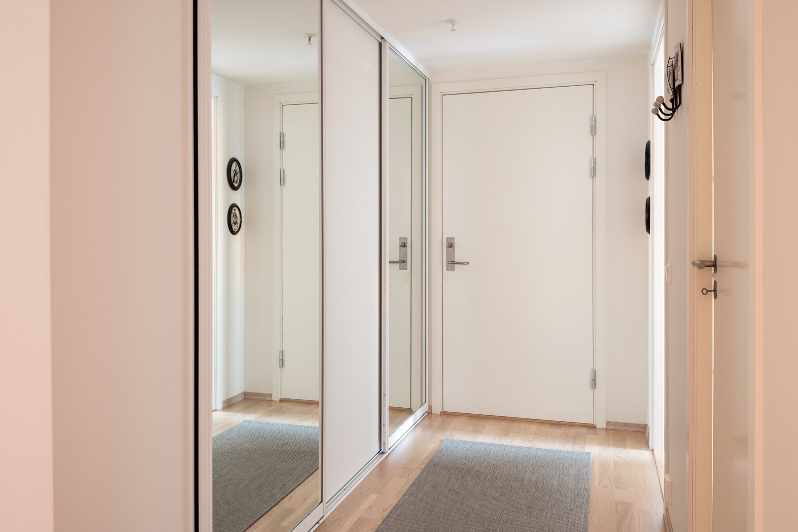 I entréen er det satt inn en stor skyvedørsgarderobe som gir gode oppbevaringsmuligheter i leiligheten, i tillegg til innvendig bod og bod i kjeller. Her får du også praktisk porttelefon for å enkelt ta i mot gjester. Galleribilde