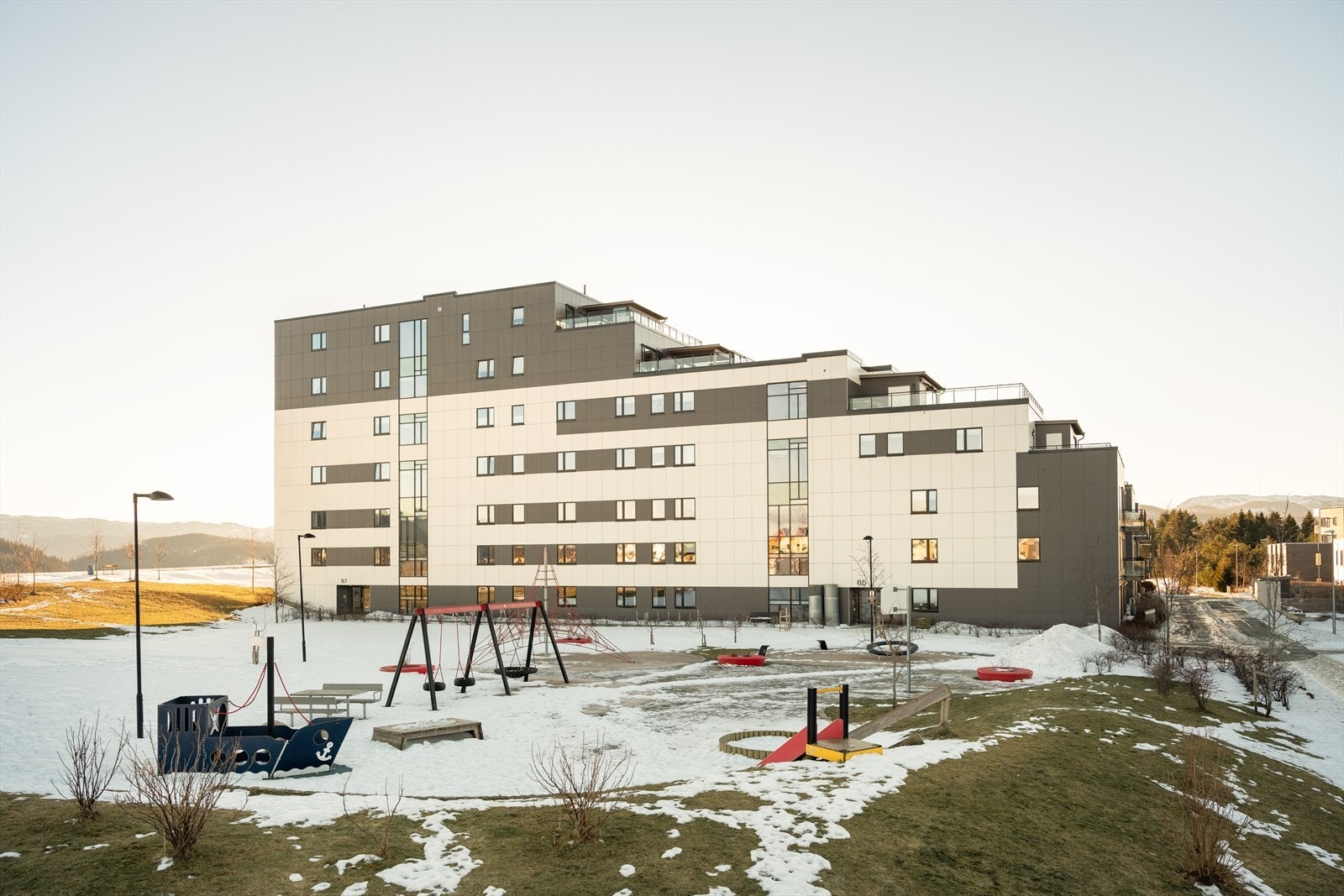 Her bor du i et naturskjønt og rolig område, samtidig som det er kort vei til E6, flere kjøpesentre, kollektiv transport og marka! Galleribilde