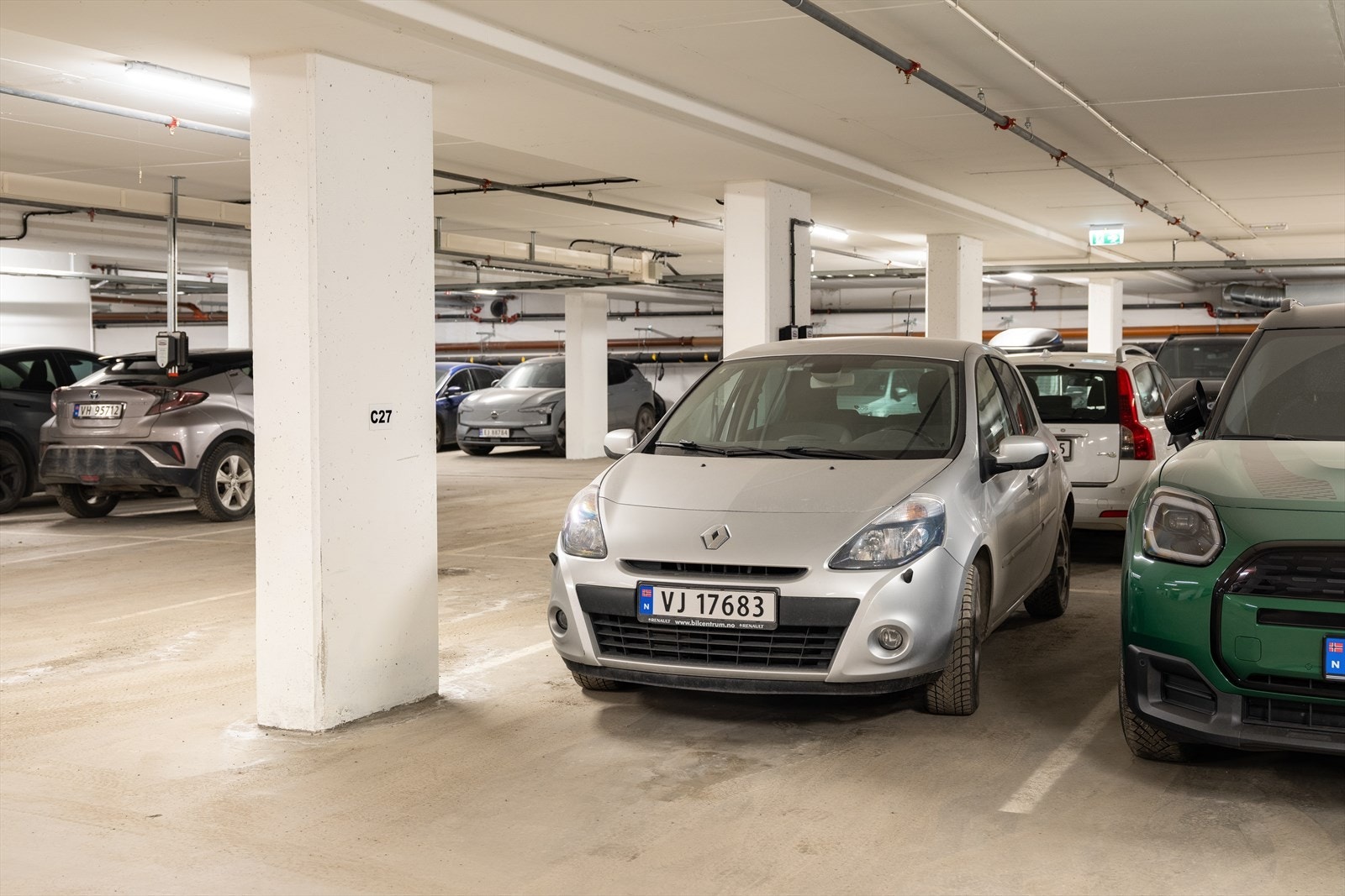 Det medfølger en egen fast parkeringsplass i kjeller, med heisadkomst til leilighetens etasje. Her er det klargjort for el-bil lader, ved behov. Galleribilde