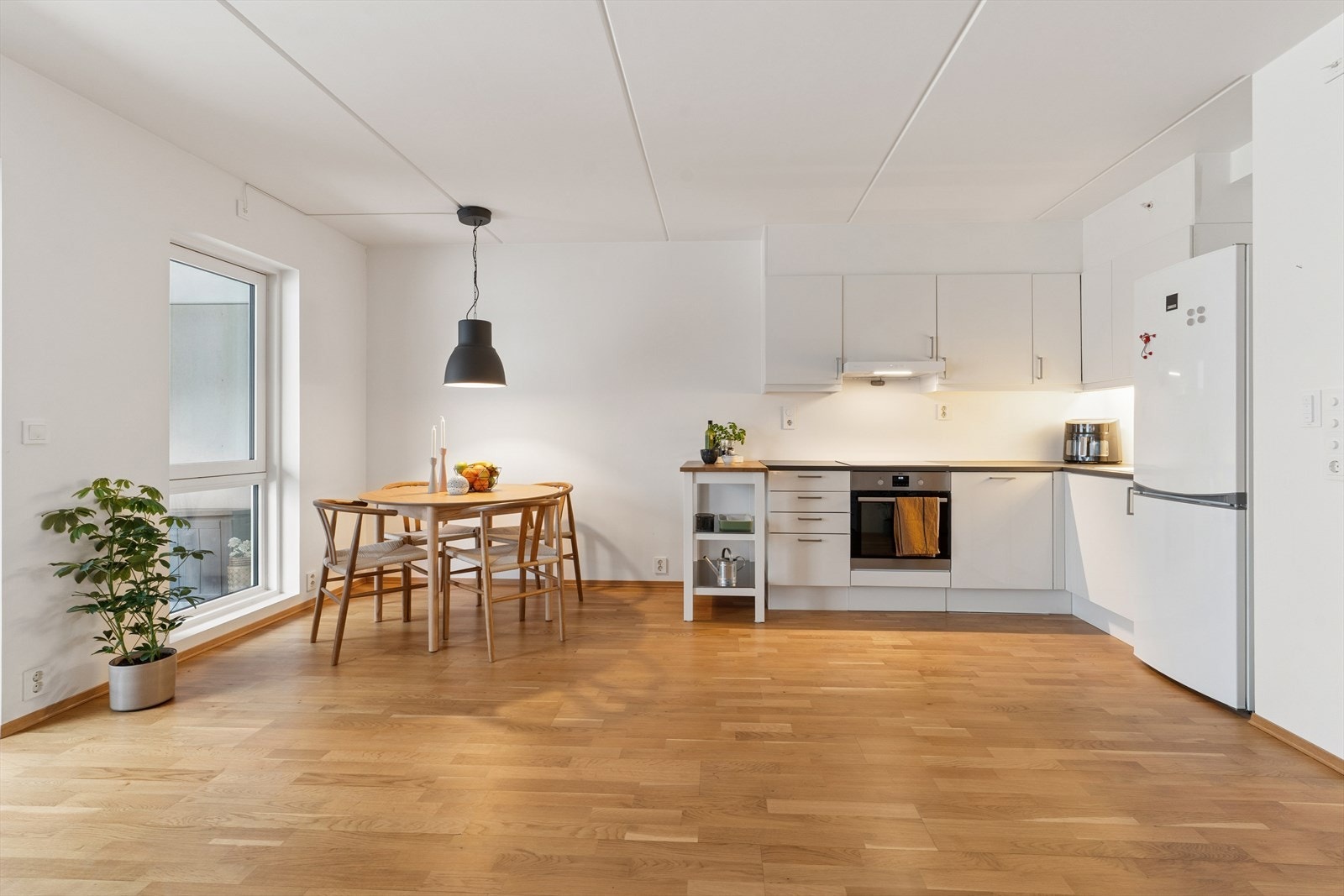 Det er god plass til spisestueløsning ved vindu. Legg merke til vinduet som går nesten fra gulv til tak. Galleribilde