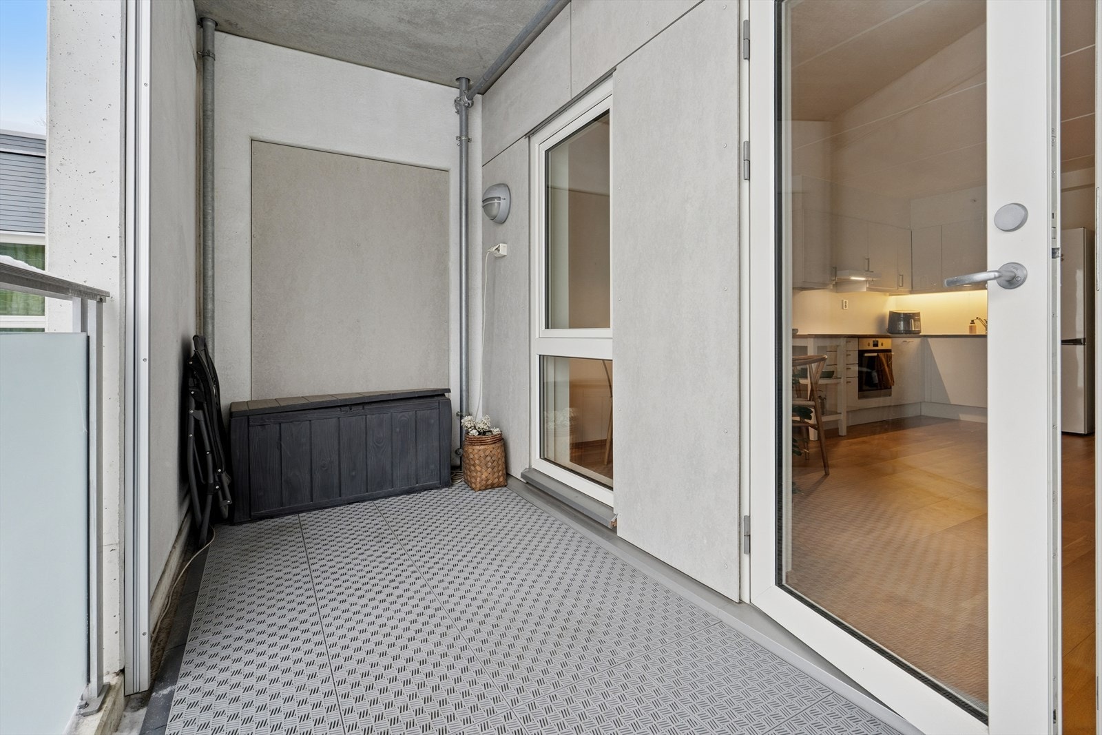 Balkongen kan møbleres i flere soner. Balkongen er overbygget, som gjør at puter til møblement kan ligge ute, selv om det skulle komme litt regn. Galleribilde