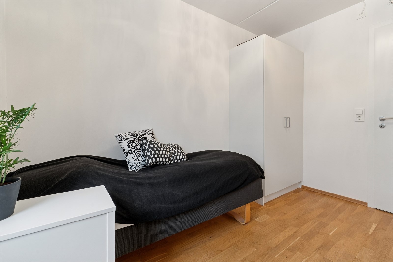 Det er også garderobeskap på dette soverommet. Galleribilde