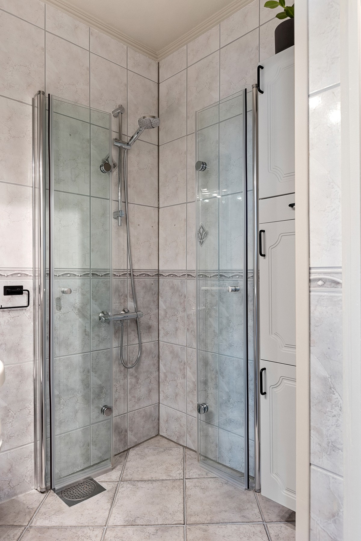 Flislagt bad med skap, wc og dusjnisje Galleribilde