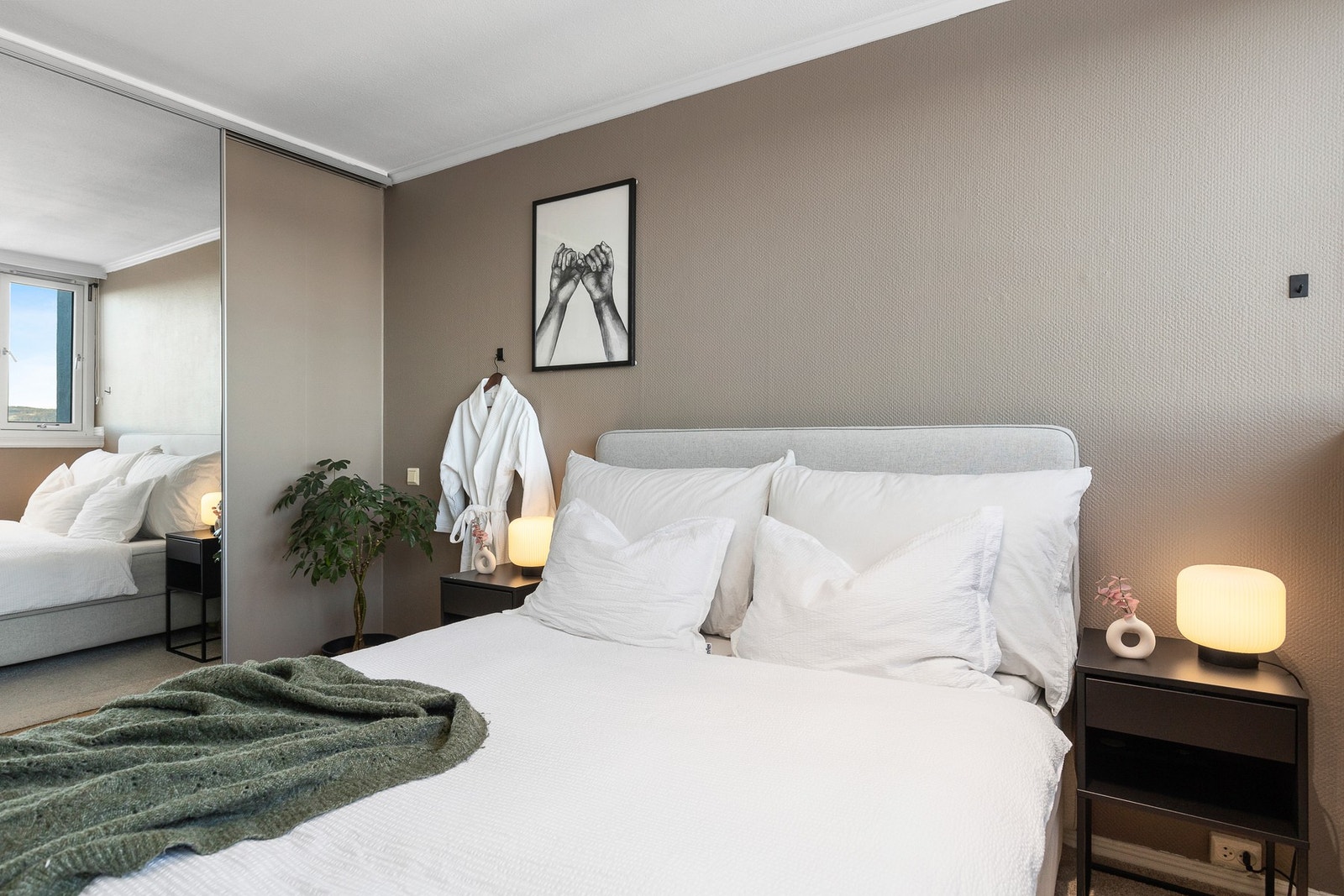 Soverommet er malt i fine farger og har en tilhørende stor og fin garderobeløsning. Galleribilde