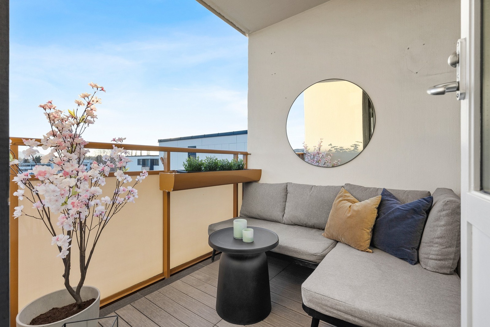 Privat og fin balkong på 4,8 kvm. Gode sol og utsiktsforhold. Galleribilde