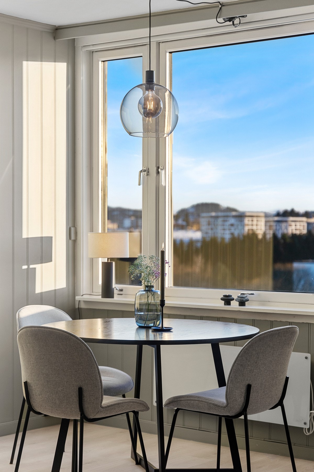 Fra spisebordet er det fin utsikt mot sør. Galleribilde