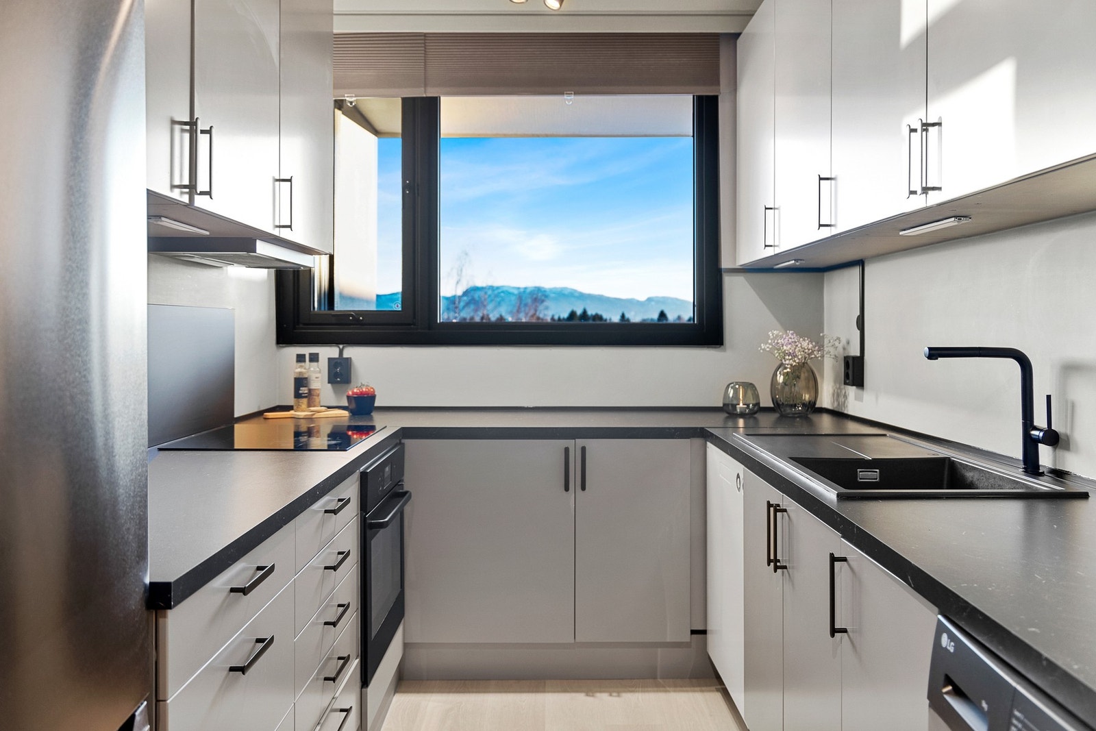 Kjøkkenet har rikelig med skap og benkeplass. Galleribilde