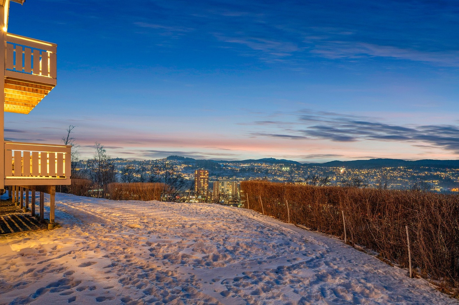 Midtsommers har man sol på verandaen til etter kl. 23 og kan nyte fantastiske solnedganger over Fosen og fjorden. Galleribilde