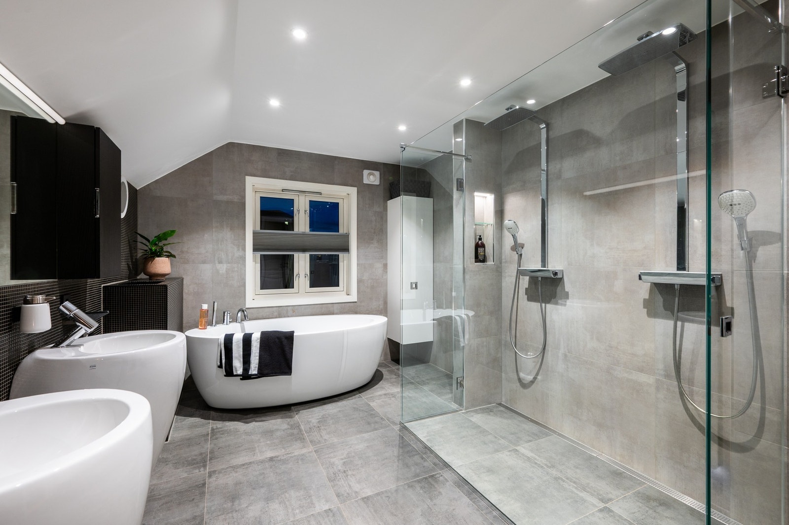 Badet i 2. etasje ble totalrenovert i 2018, med elegante og stilfulle detaljer. Galleribilde