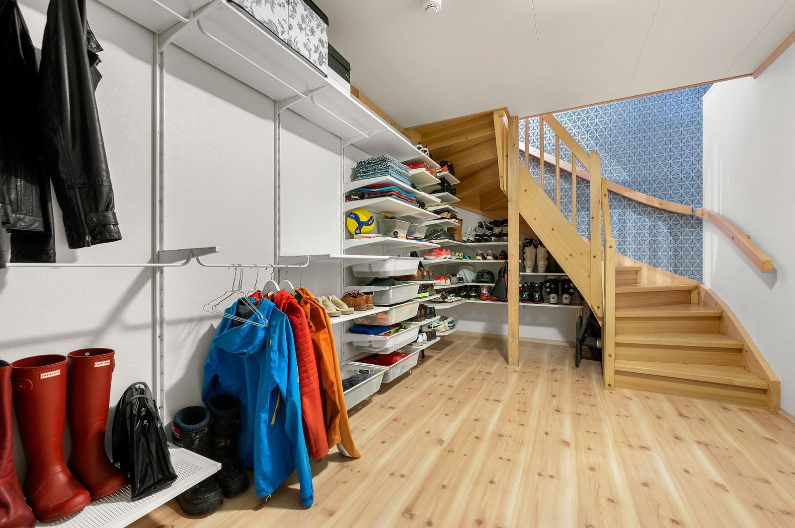 Nede i kjelleren har man rikelig plass til oppbevaring. Galleribilde