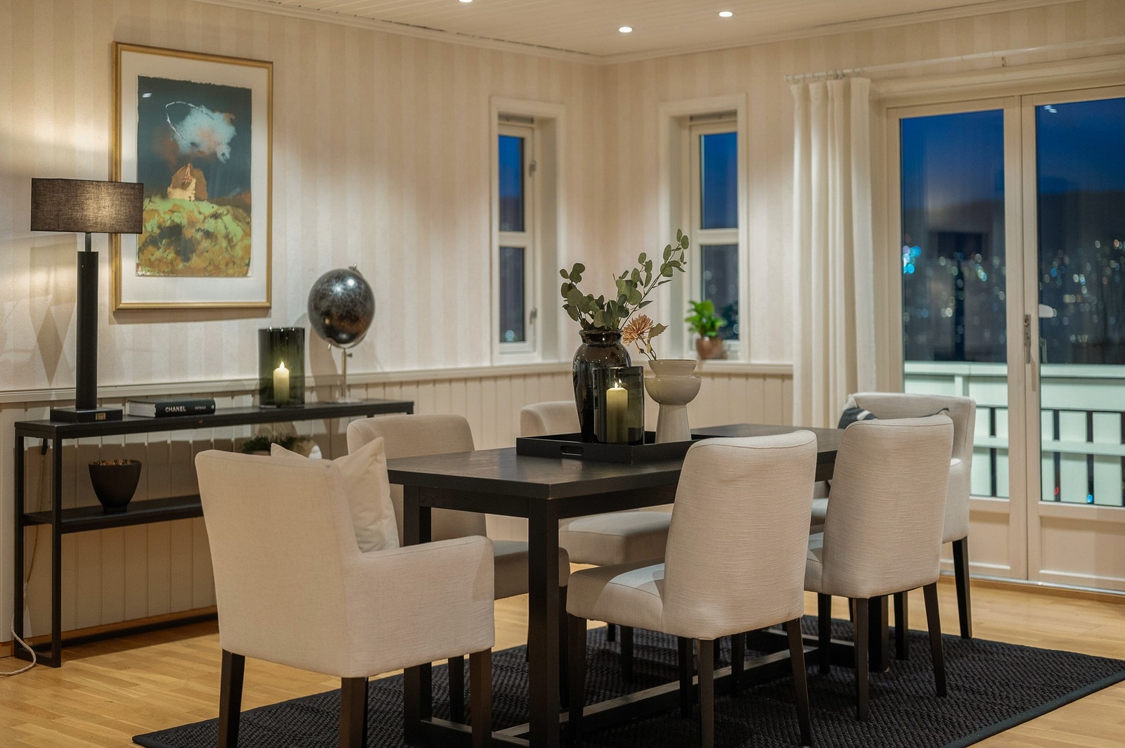 Spisestuen kan huse nærmest så mange man vil. Her er det rikelig med plass og utgang til terrasse. Galleribilde