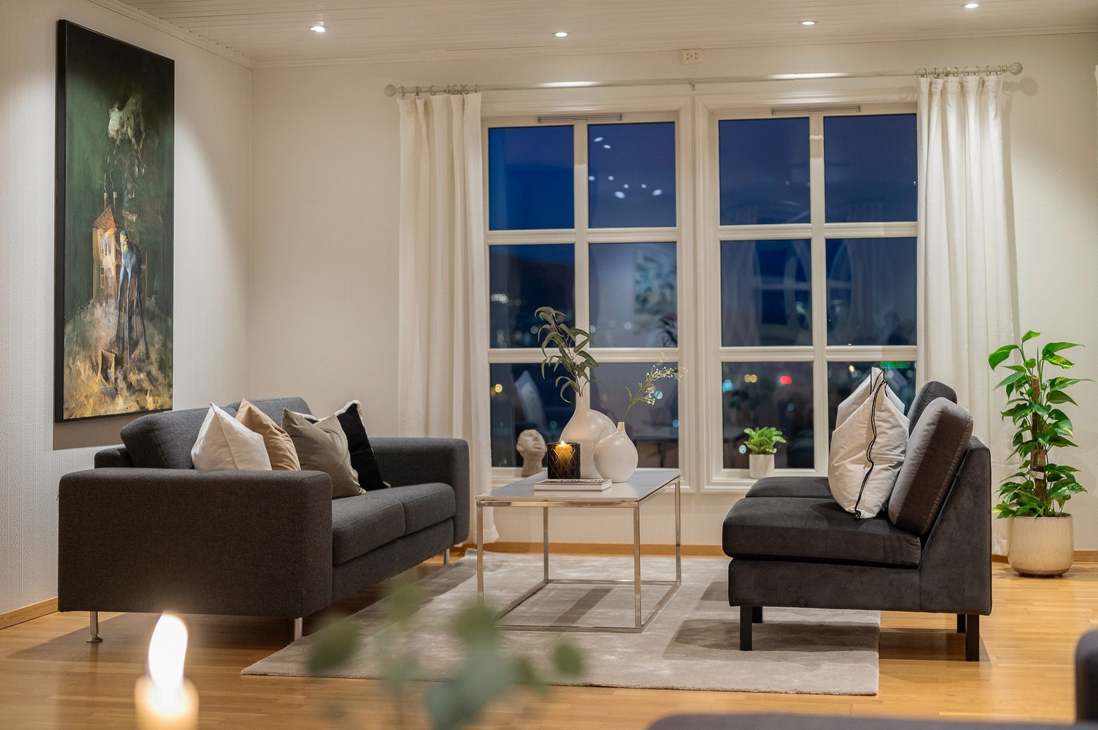 Store vindusflater og nydelig utsikt gir en helt spesiell romfølelse. Galleribilde