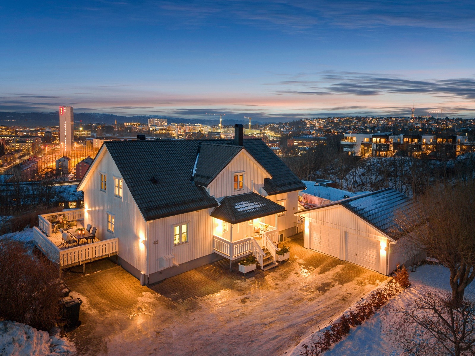 Stor dobbelgarasje og flott opparbeidet tomt! Galleribilde