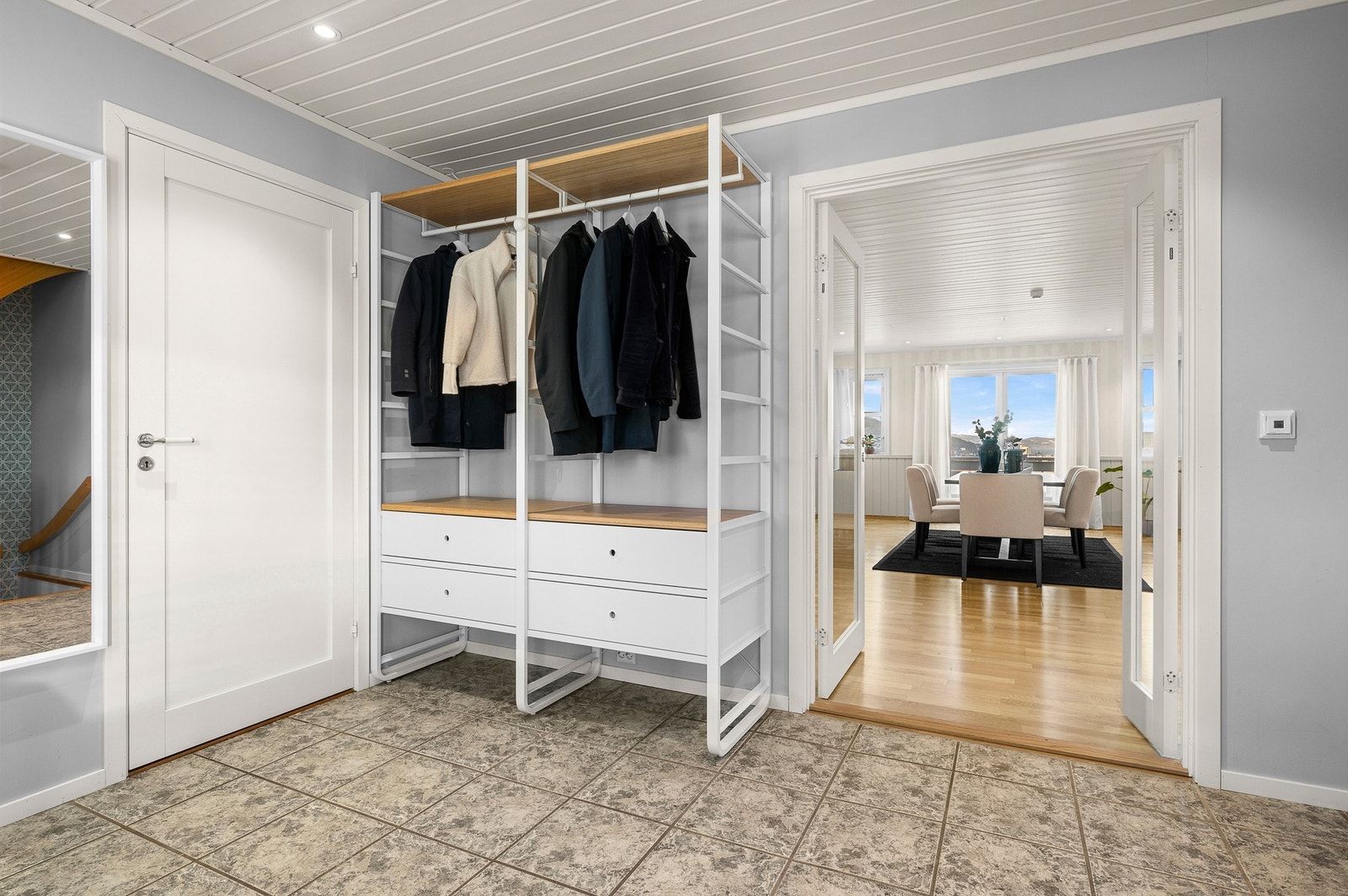 Godt med plass for å henge fra seg yttertøy og sko. Fantastisk gjennomlys mot spisestue og utsikten. Galleribilde