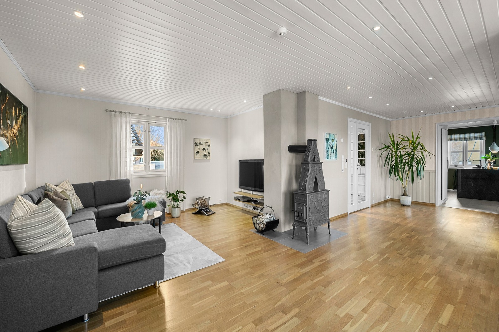 Den store stuen byr på flere soner og uante muligheter for møblering. Galleribilde