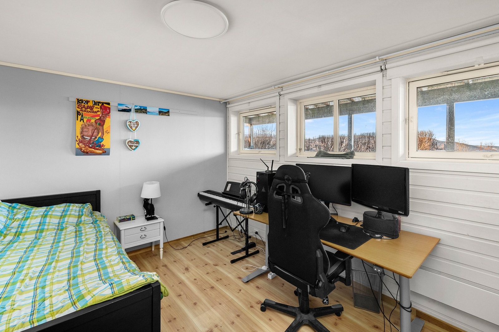 Alle soverommene i kjeller er av god størrelse. Dette er på 12 kvm. Galleribilde