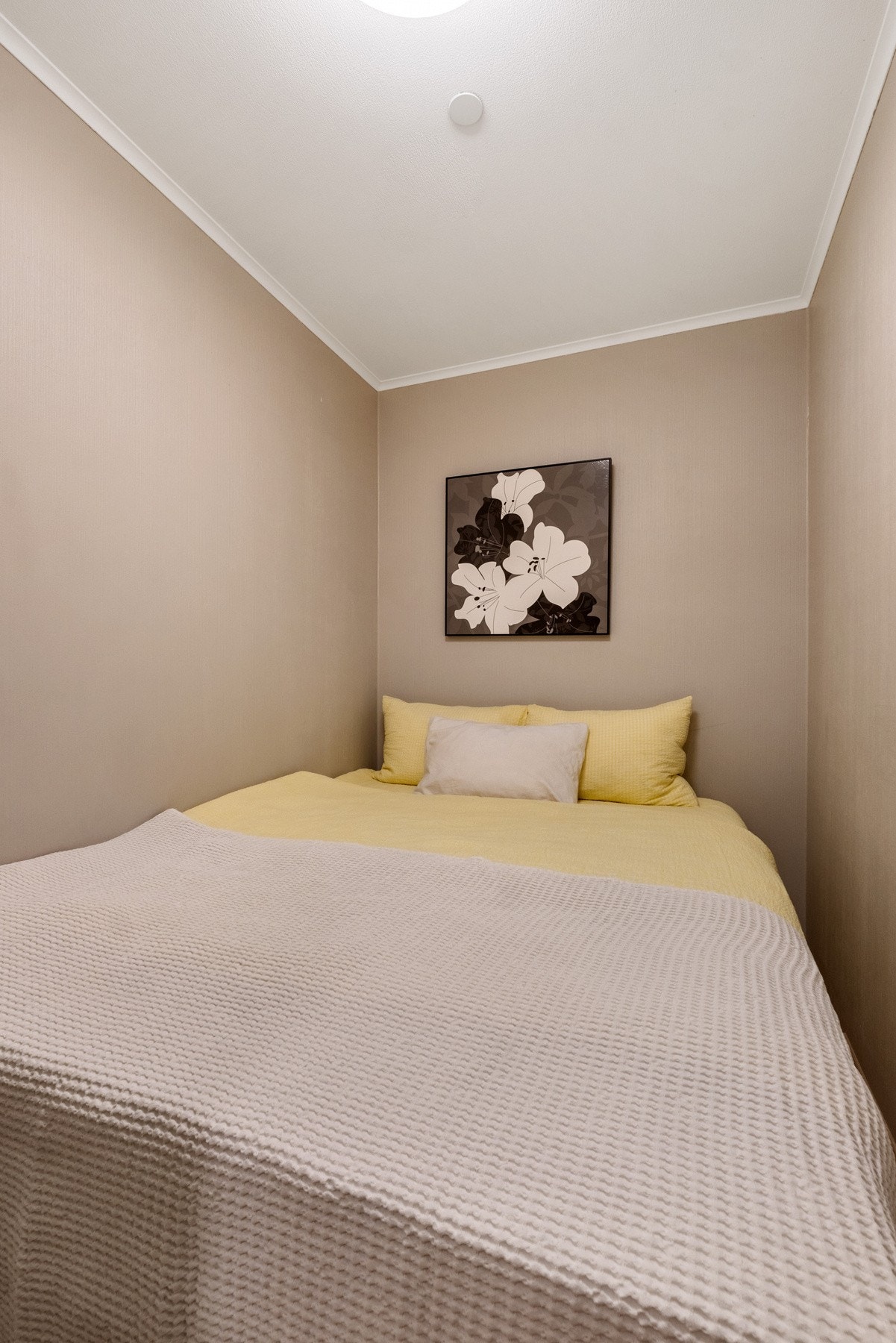 Stilfull sovealkove med plassbygd skap. Galleribilde