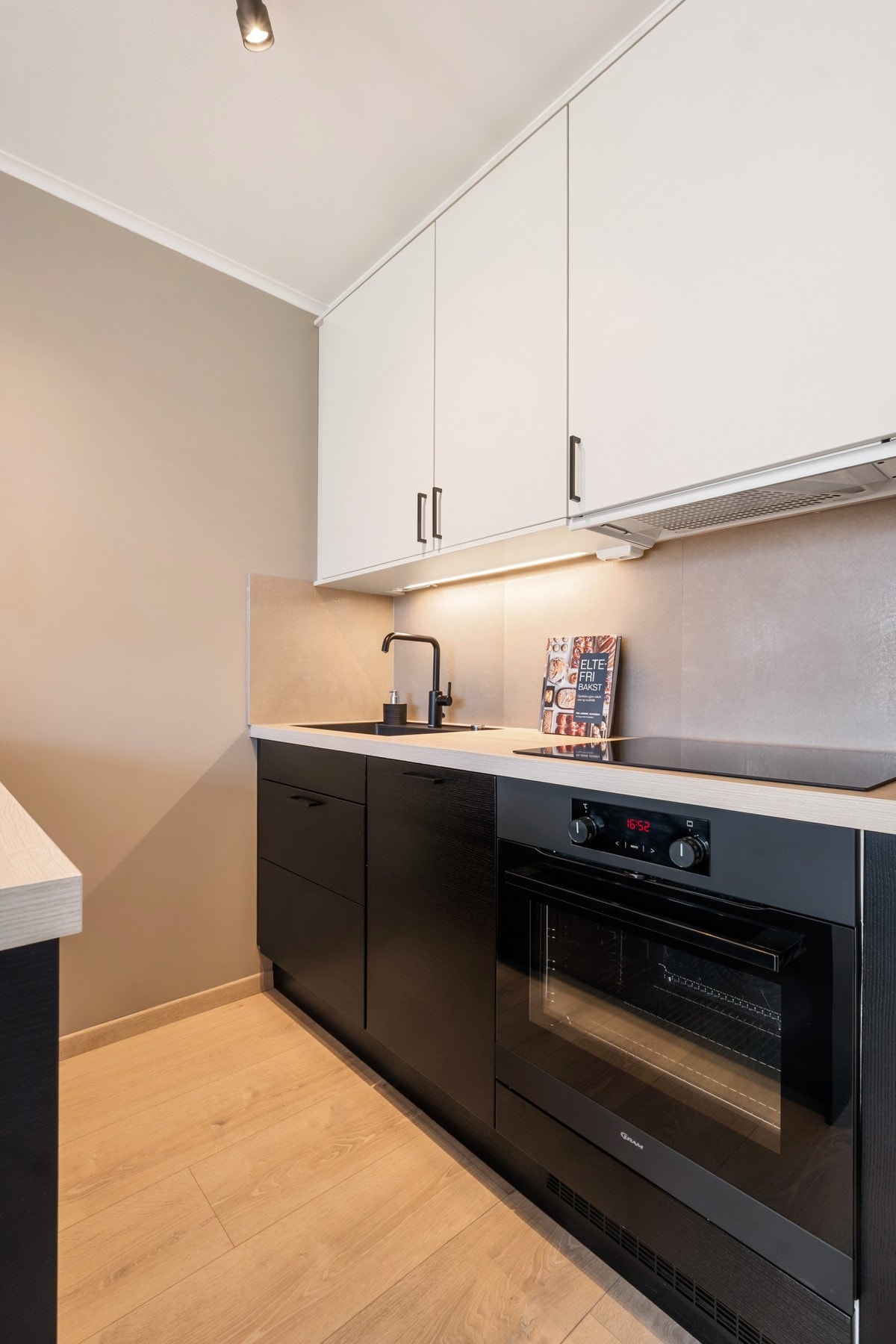 Lekkert kjøkken som er satt inn i 2021. Integrert kjøleskap, komfyr, platetopp og oppvaskmaskin - Nytt 2021. Galleribilde