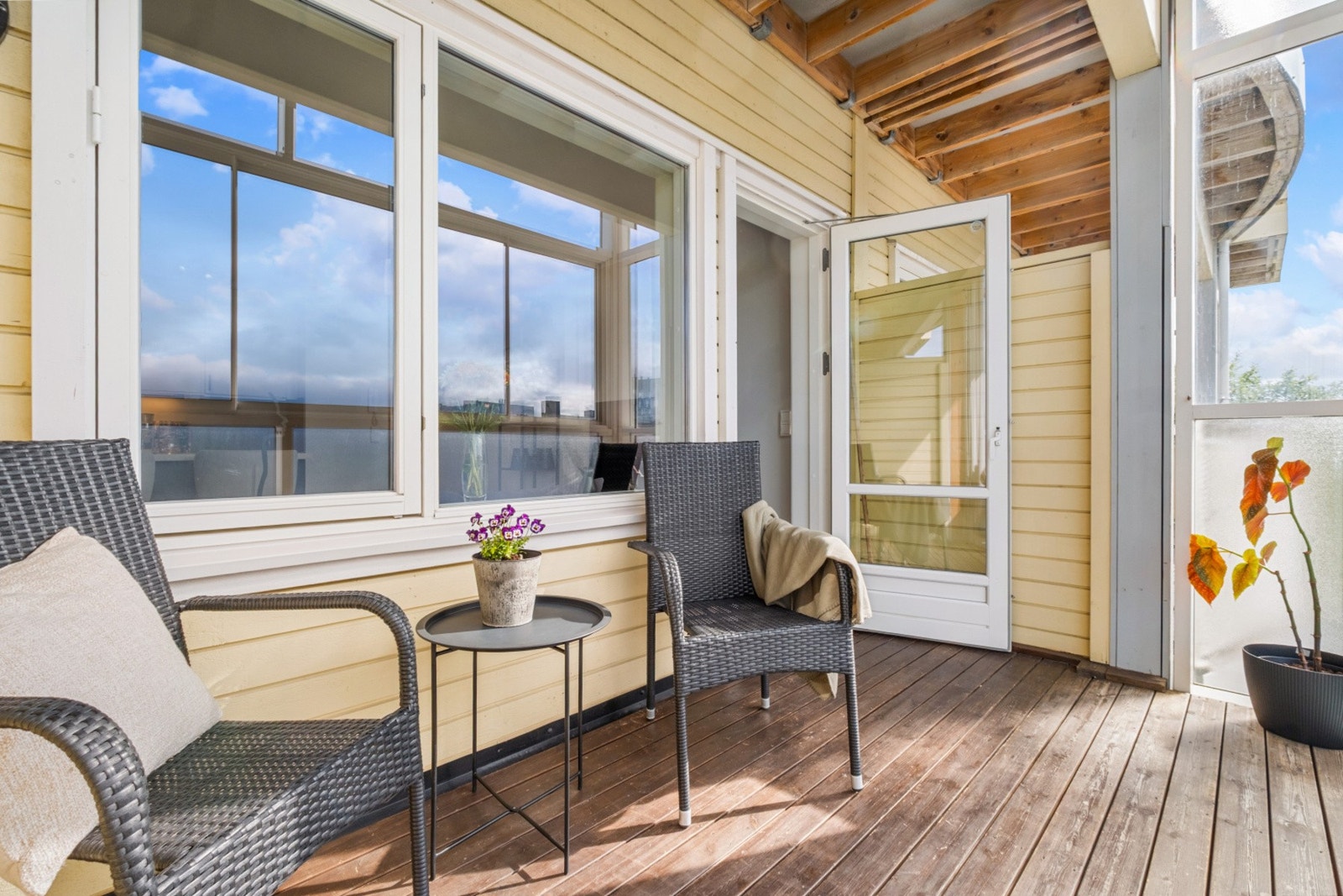 Innglasset balkong med gode lys- og solforhold. Galleribilde