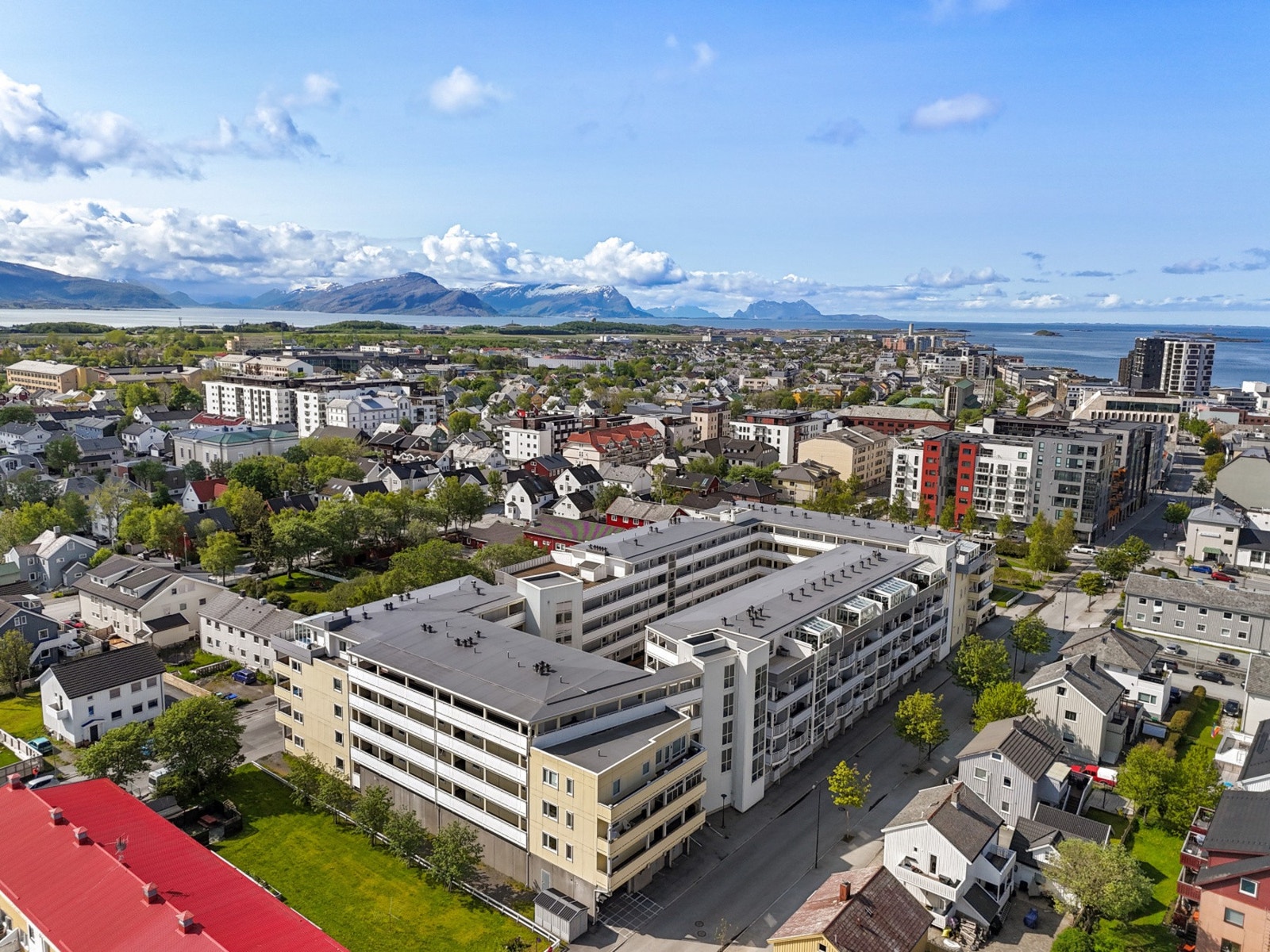 Leiligheten ligger meget sentralt til i Bodø sentrum og her er du kun en kort spasertur unna både dagligvarebutikker, innholdsrike kjøpesenter og ulike spisesteder å velge i. Galleribilde