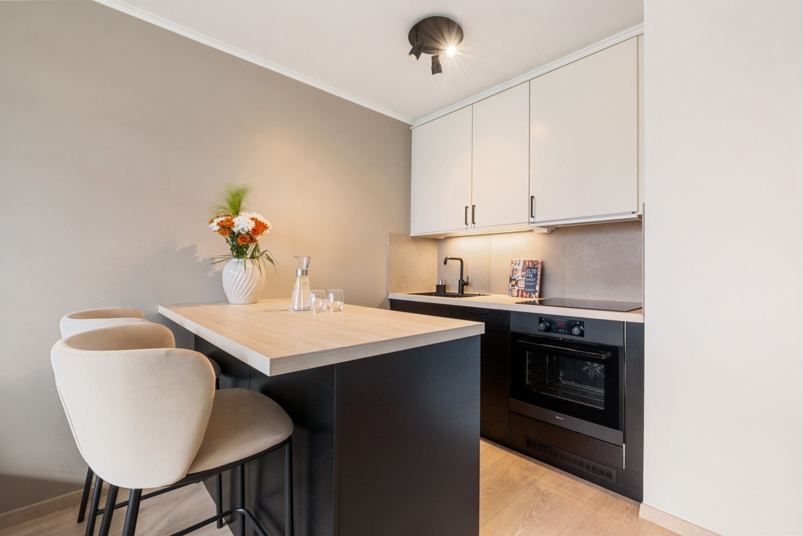 Leiligheten oppleves som tidsriktig og innbydende - Bør oppleves! Galleribilde