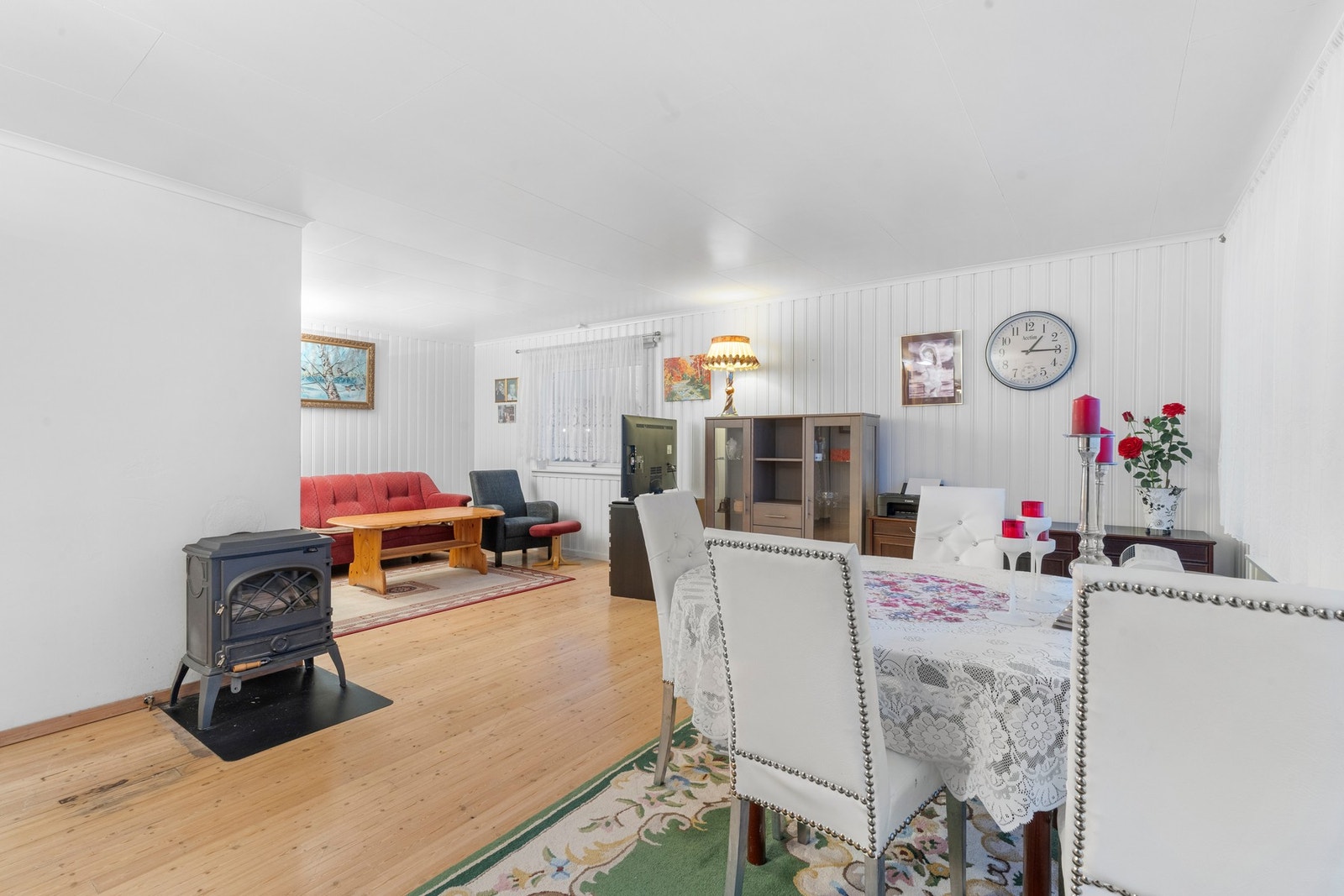 Stue/spisestuen er av romslig størrelse og er på ca 40 kvm Galleribilde