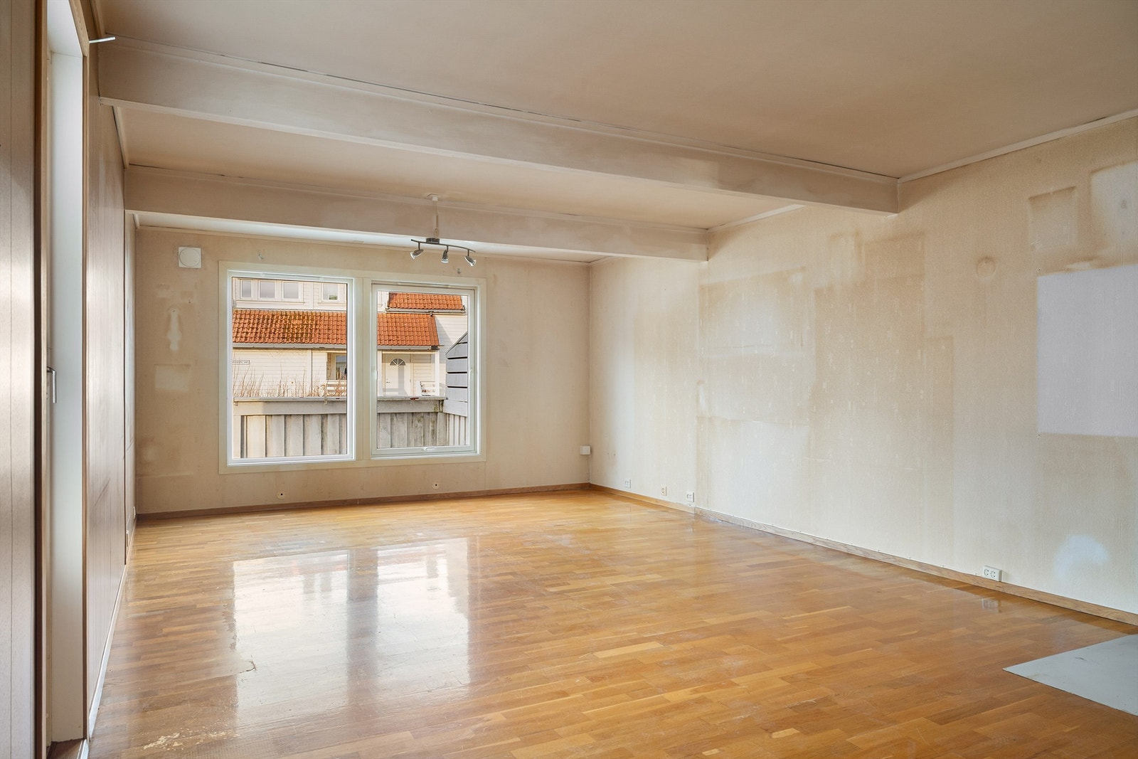 Boligen har hovedsakelig original standard fra 1980, og oppussing må påregnes Galleribilde