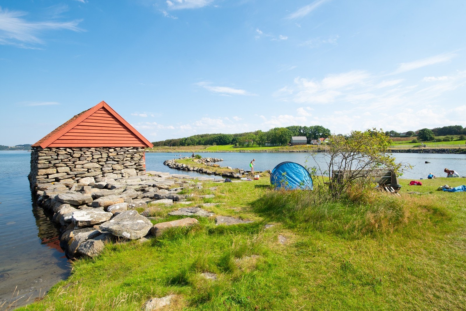 Sandvågen er i kort gangavstand (ca. 750 m) fra boligen Galleribilde