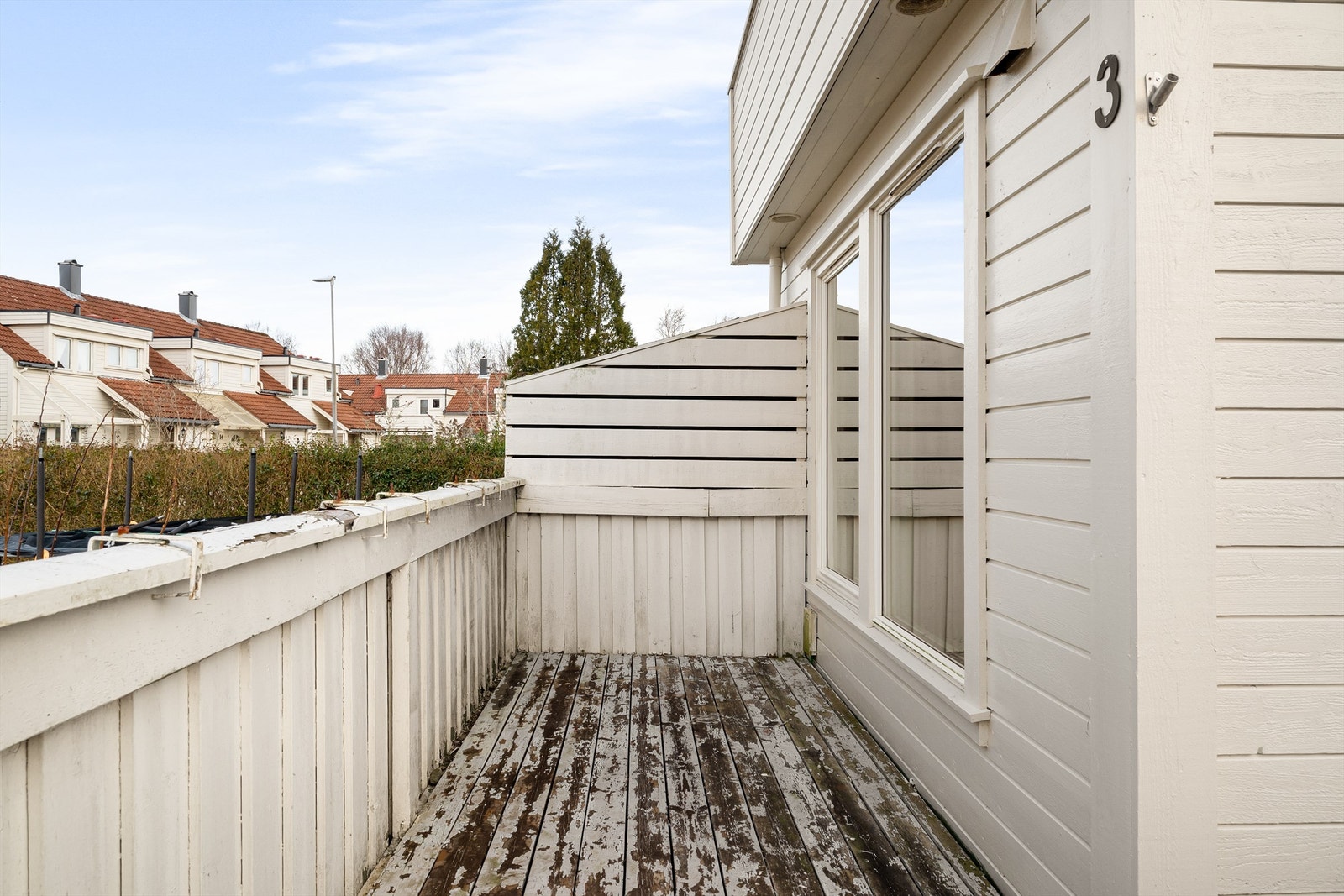 Det er dreneringsarbeider i borettslaget. Drenering for denne boligen er planlagt sommer/høst 2027, se salgsoppgaven for mer informasjon Galleribilde