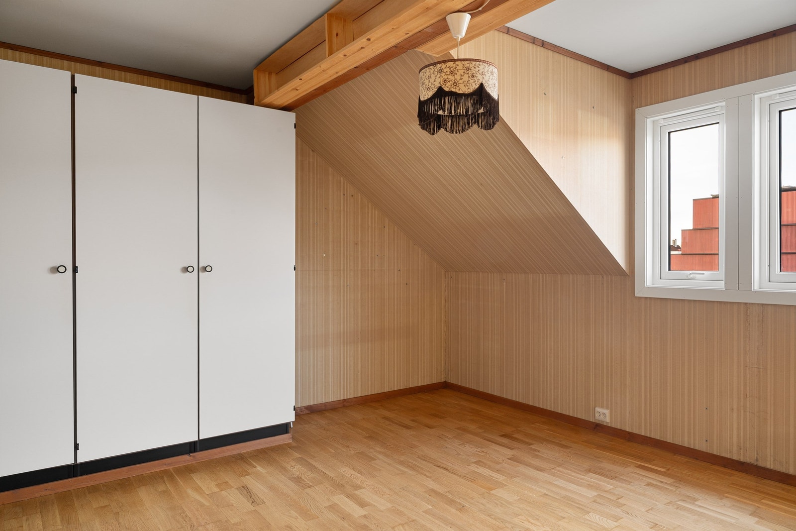 Romslig hovedsoverom med skapplass Galleribilde