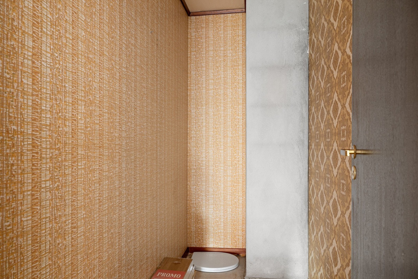 Bod mellom badet og hovedsoverommet. Det er også et bodrom til i denne etasjen Galleribilde