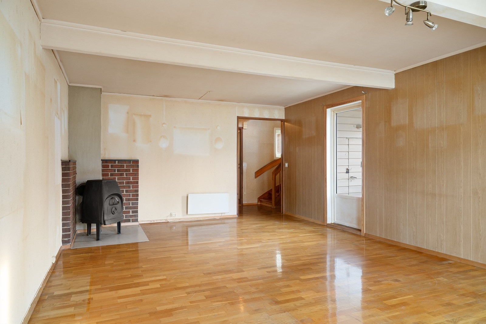 Utgang til terrasse og den ene uteboden Galleribilde