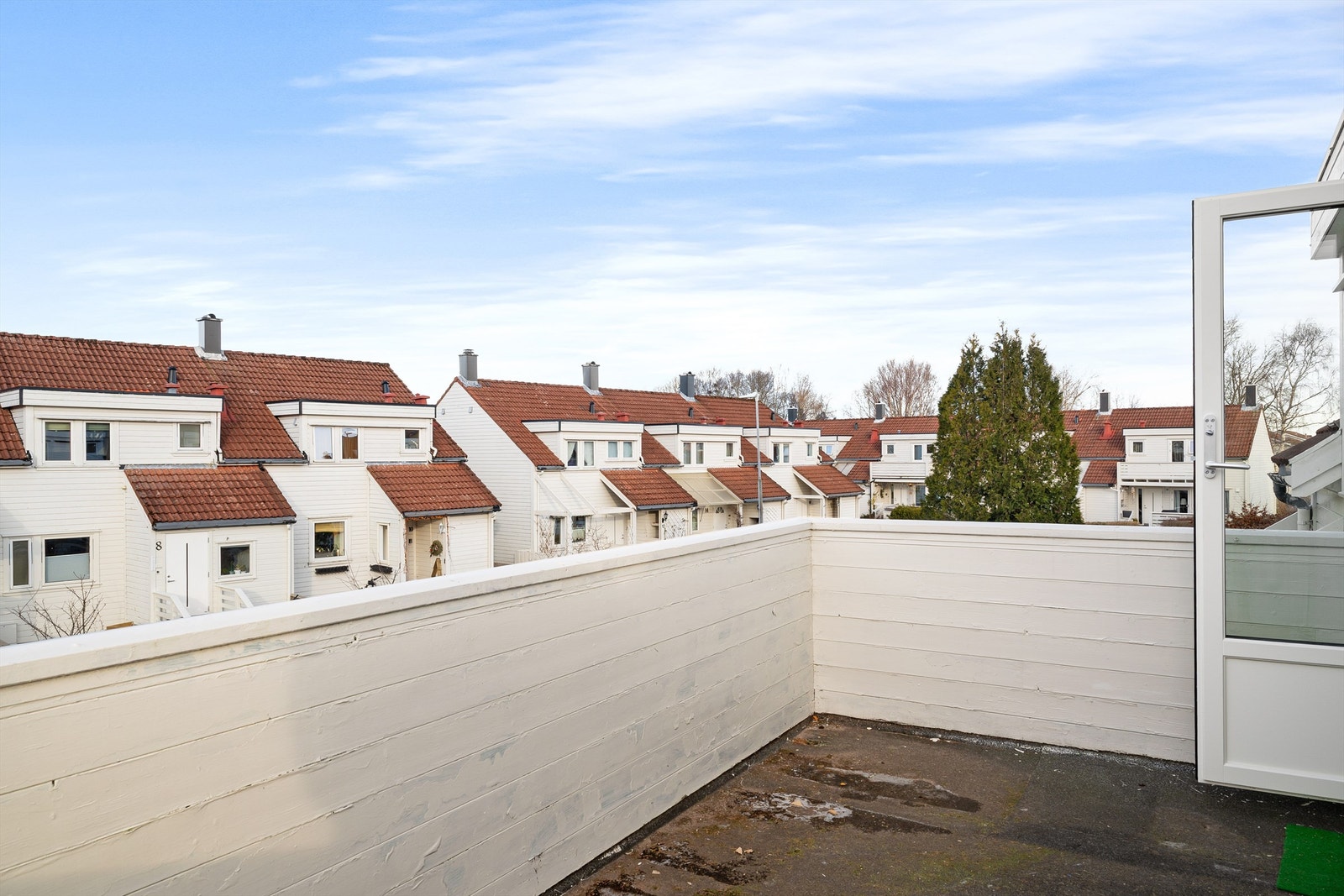 Balkongen er vestvendt og har god ettermiddags-/kveldssol Galleribilde