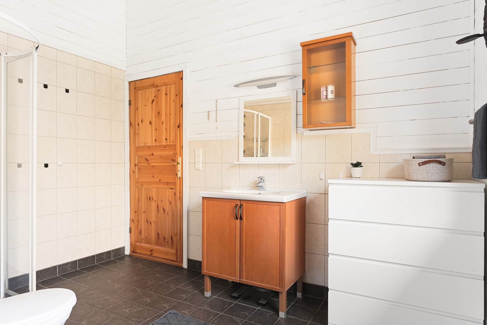 Romslig bad på 7,4 kvm med dusjhjørne, toalett og baderomsinnredning. Galleribilde