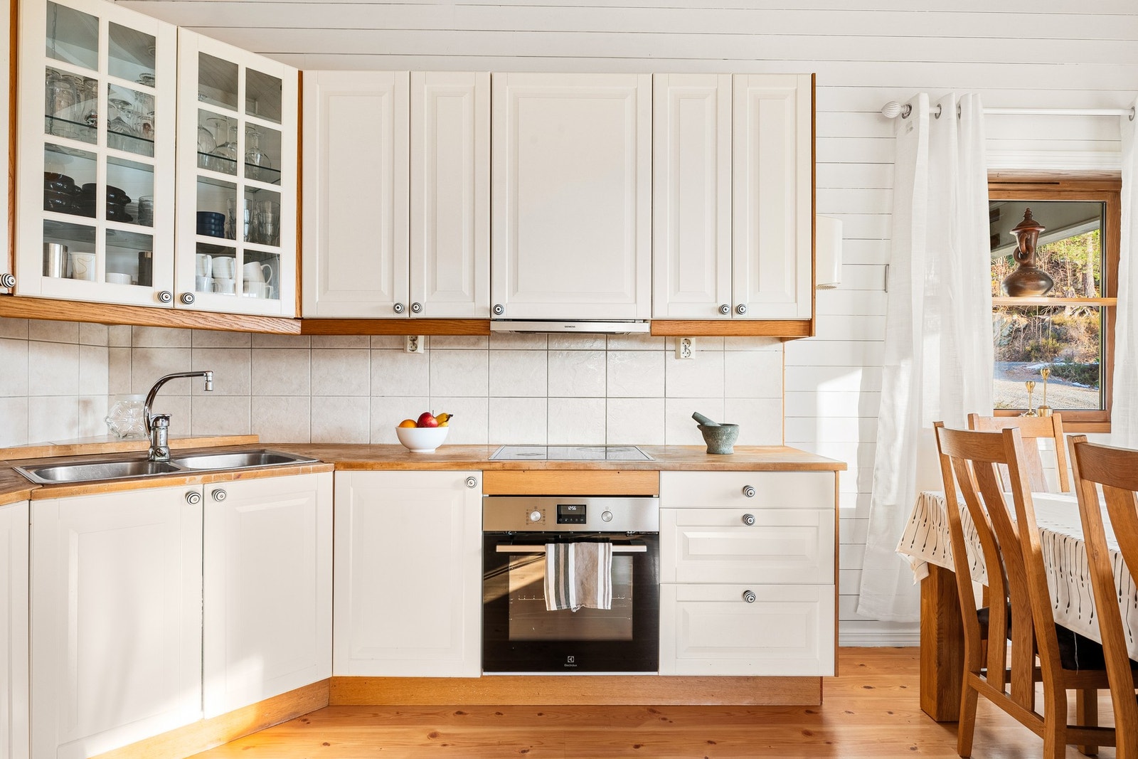 Integrerte hvitevarer inkluderer stekeovn, platetopp, ventilator og oppvaskmaskin. Galleribilde