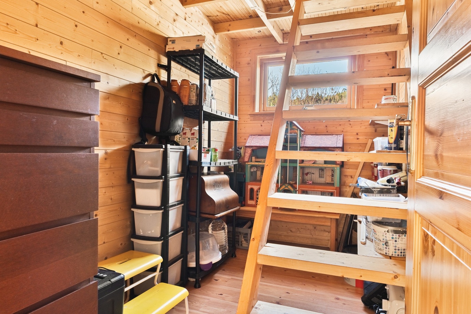 Ved soverommene finner du den innvendige boden med trapp til loftsetasjen. Galleribilde