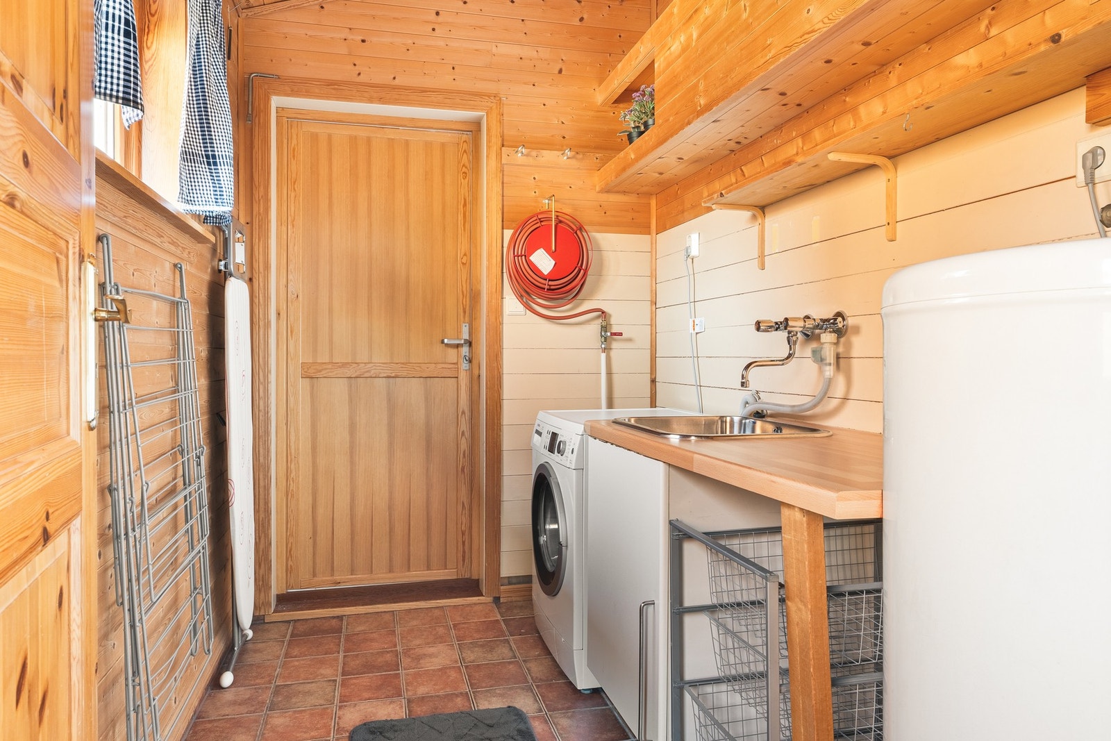 Boligen har et eget vaskerom på 4,8 kvm med varmekabler i gulv, varmtvannstank, skyllekar og opplegg for vaskemaskin. Galleribilde