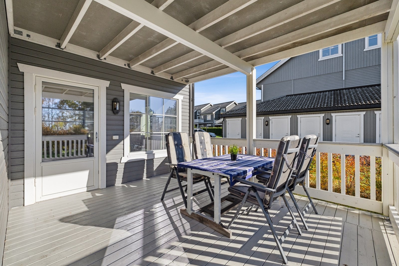 Den overbygde terrassen er sørvest-vendt. Her kan flotte dager nytes i godt selskap. Galleribilde