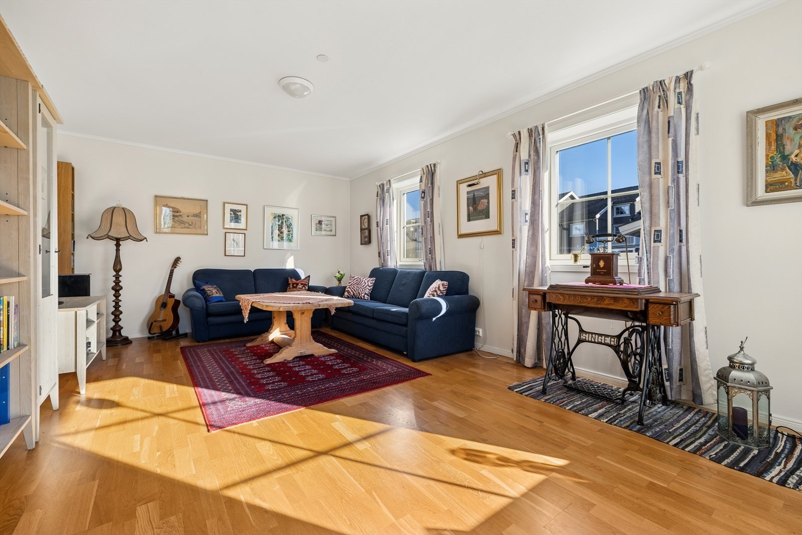 Leiligheten er lys og romslig, med god planløsning. Bygget er fra 2016 og byr på gode kvaliteter. Galleribilde